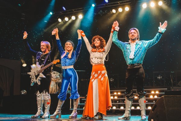 Die weltbesten Doppelgänger von Musikikonen wie ABBA betreten am Samstag die Bühne auf dem Detmolder Schlossplatz. - © NOVA - Creative Productions