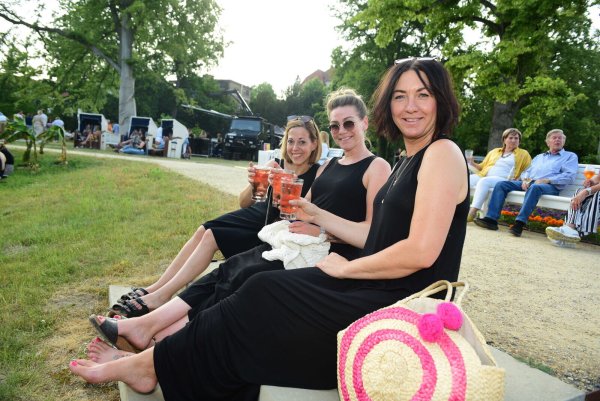 Lassen es sich gut gehen: Samantha von der Heide-Kamo (von links), Anne Graulich und Stefanie Korn. - © Nicole Ellerbrake
