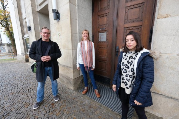 Corona aus Sicht von professionellen Künstlern: (von links) Schauspieler Patrick Hellenbrand, Sängerin Lotte Kortenhaus, Tänzerin Iaçanã Curtinhas de Castro. - © Sven Koch