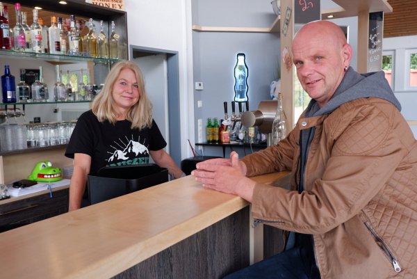Claudia Drauschke und Frank Drachenberg bewirtschaften seit einigen Wochen die "Auszeit". - © Lorraine Brinkmann