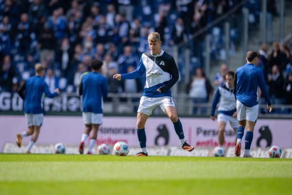 Julian Kania betrat den Rasen der Hannoveraner Arena lediglich beim Aufwärmen. Während der 90 Minuten schmorte der Angreifer auf der Bank. - © Teresa Kroeger