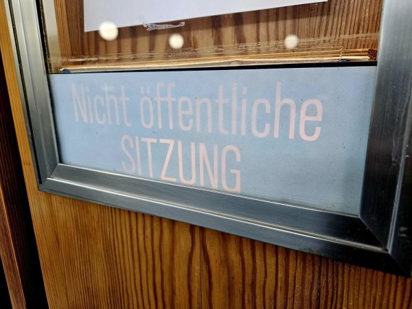 Gerade einmal 12, 13 und 14 Jahre sind die Mädchen alt, die ein 35-Jähriger aus dem Kreis Lippe über Jahre sexuell missbraucht hat. Dies Aussagen der Opfer finden daher unter Ausschluss der Öffentlichkeit statt. - © Janet König