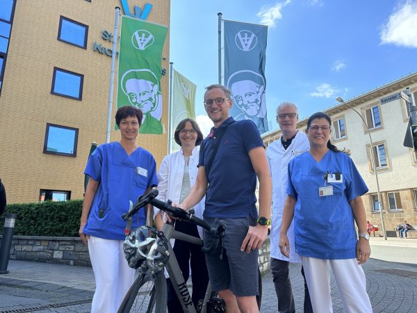 Trotz seiner MS-Erkrankung genießt Stefan Meyer das Leben, oft auf dem Rennrad. Darüber freut sich das Team der Neurologie mit (v. l.), MS-Fachkraft Karin Widera, Oberärztin Laura Kubenke, Chefarzt
Thomas Postert und MS-Fachkraft Astrid Hiller.
Foto: St. Vincenz-Kliniken - © St. Vincenz-Kliniken