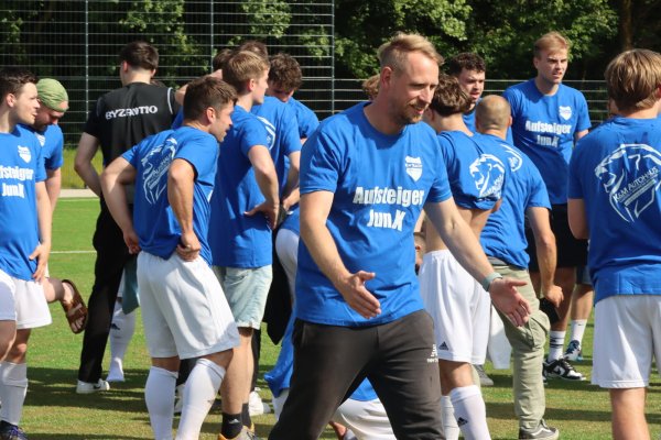 Trainer Tim Hosch feiert den Aufstieg. - © Sebastian Lucas