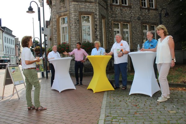 LZ-Redakteurin Cordula Gröne (von links) im Gespräch mit den Lagenser Kandidaten für den Stadtrat: Anton Volk (BBL/FWG), Andreas Epp (Aufbruch C), Martina Hannen (FDP-Fraktionsvorsitzende), Gerhard Wißbrock (CDU), Reimund Neumann (Grüne) und Rita Schapeler-Kössler (SPD). - © Karolina Schmidt