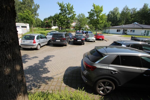 Nach Beobachtung von Anwohnern nutzen Autofahrer die Straße Papierkamp als Schleichweg Richtung Grundschule Hillentrup (im Bild der Parkplatz an der Mehrzweckhalle). - © Jens Rademacher