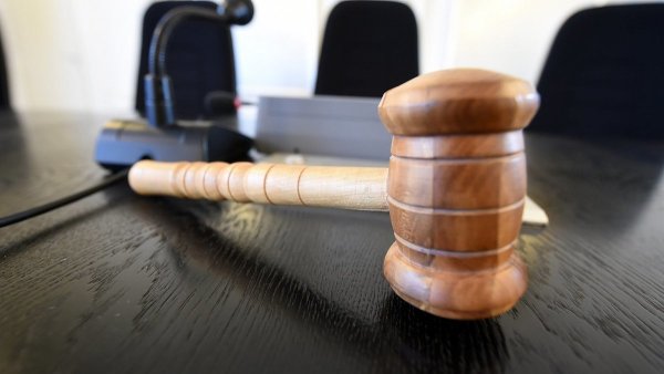 Der 25-Jährige ist wegen schweren sexuellen Missbrauchs in zwei Fällen zu einer Haftstrafe von drei Jahren und drei Monaten verurteilt worden.  - © dpa