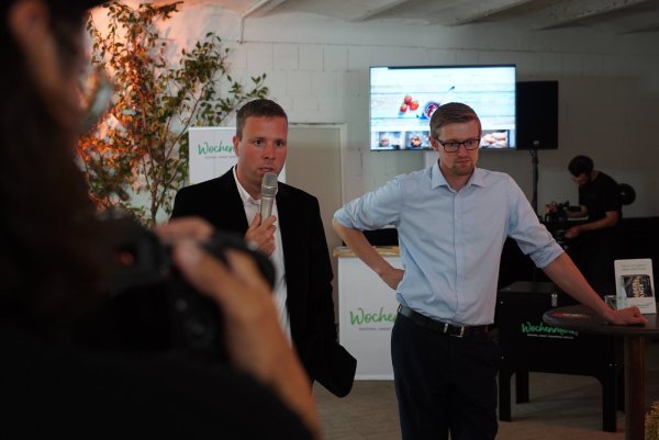 Im November 2018 rührten Robert Tönnies (links) und Eike-Claudius Kramer auf dem Spargelhof Große-Wächter in Verl die Werbetrommel für den Hofladen-Lieferdienst "Wochenmarkt24". - © Archivfoto: Christian Geisler