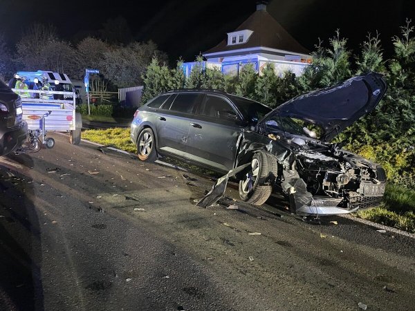 Acht Menschen wurden bei dem Unfall verletzt. - © Freiwillige Feuerwehr Lage