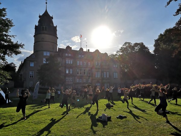 Die Reihe „Sport im Park" lockt bis zum 17. August mit vielen verschiedenen Bewegungsangeboten. - © Stadt Detmold