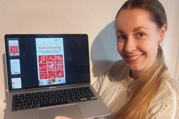 Projektleiterin Delia Riedel präsentiert den Angebotskatalog der "Kalletaler Kultur(t)räume" auf der Internetseite der Finke-Stiftung, aus dem die örtlichen Seniorenheime ein kulturelles Erlebnis aussuchen und buchen können. - © Finke Stiftung