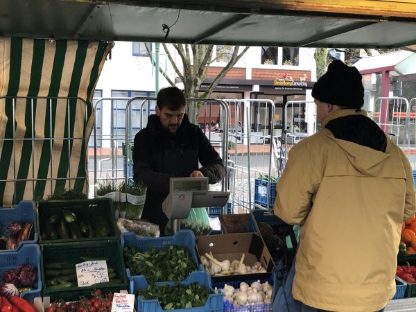 Andreas Plaß bedient an seinem Gemüse- und Obststand mittwochs auf dem Schötmaraner Wochenmarkt Kunden. Samstags ist zurzeit kein Stand auf dem Marktplatz zu finden. - © Archivfoto: Thomas Reineke