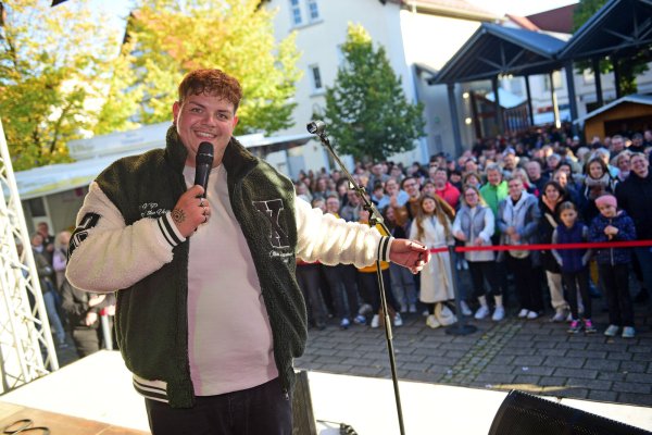 Sänger Isaak Guderian hat für Deutschland beim Eurovision Songcontest 2024 in Malmö gesungen - jetzt war er in Barntrup zu Gast. - © Nicole Ellerbrake