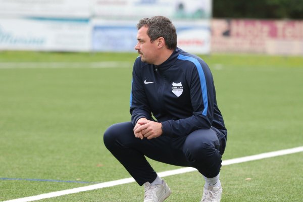 Jerxen-Orbkes Trainer Marco Schlobinski nimmt das Los "FC Eintracht Rheine" gerne mit. - © Oliver König