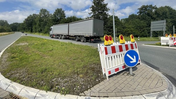 Die Absperrungen liegen schon bereit. Ab Dienstag, 16. Juli, werden die Auf- und Abfahrten zur Ostwestfalenstraße zwischen Belle und Wöbbel beidseitig gesperrt. - © Silke Buhrmester