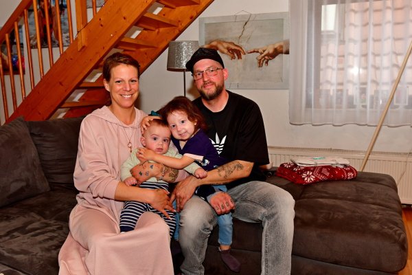 Da ist Charlotte ganz die große Schwester. Ihren kleinen Bruder Liam hat die Dreijährige ganz in ihr Herz geschlossen. Charlotte hat eine seltene Form der Progerie. Ihre Eltern Anja und Christopher Graff hoffen auf ein Medikament, das den Krankheitsverlauf verlangsamen kann. - © Gunter Held