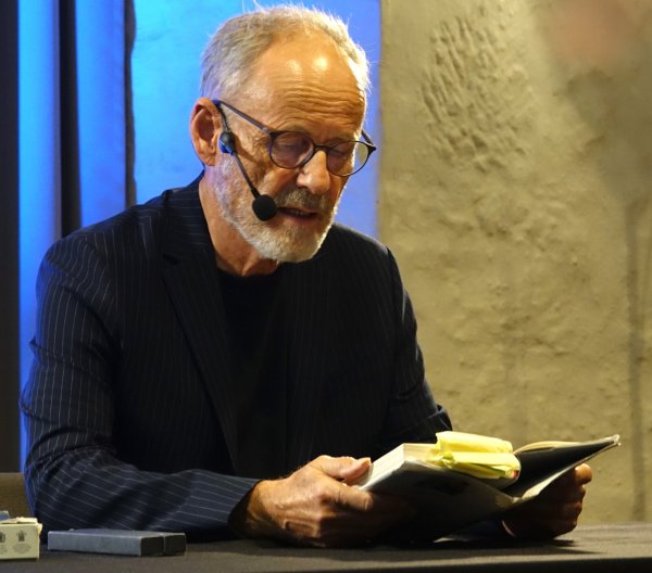 Anmerken konnte man dem Fernsehjournalisten Reinhold Beckmann in Brake seine jahrelangen Erfahrung in der Betonung von Worten und Silben. - © Axel Bürger
