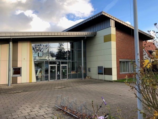 Die Grundschule Kachtenhausen ist vor rund 15 Jahren neu gebaut worden. Im Schuljahr 2025/26 wird sie eine Offene Ganztagsbetreuung bekommen. - © Thomas Reineke