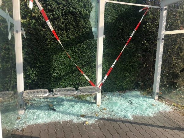 Zerstörte Bushaltestelle in Remmighausen. - © Facebook/Lena Schulz
