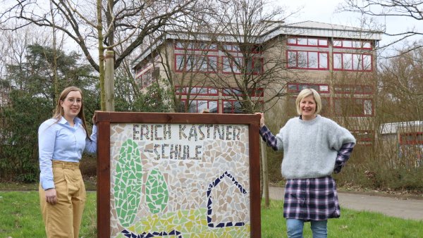 Kerstin Lege (rechts) steht mit ihrer neuen Stellvertreterin Annika Walbrun vor der Erich-Kästner-Schule an der Otto-Hahn-Straße. - © Alexandra Schaller