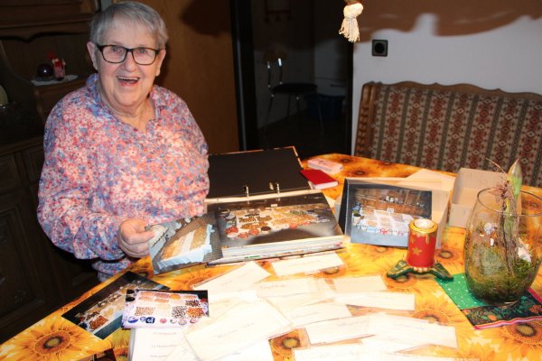 Den Rezeptfundus – die ältesten Oetker-Heftchen sind älter als 30 Jahre – bewahrt Adelheid Sprank ebenso auf wie die Fotos, die sie von ihren Ergebnissen gemacht hat. - © Astrid Sewing
