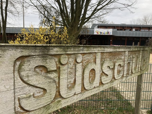 Immer wieder kommt es zu Fällen von Vandalismus an der Südschule. Voraussichtlich zum Beginn der Sommerferien soll daher die Videoüberwachung in Betrieb gehen. - © Till Brand