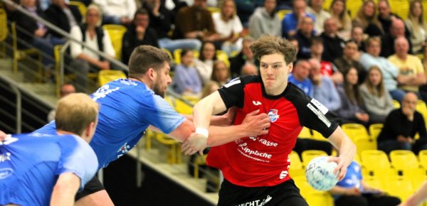 THL-Spieler Len Kehrmann sieht sich in dieser Szene gleich zwei Spenger Gegenspielern, Bjarne Schulz (links) und Maximilian Schüttemeyer, gegenüber. - © Oliver König