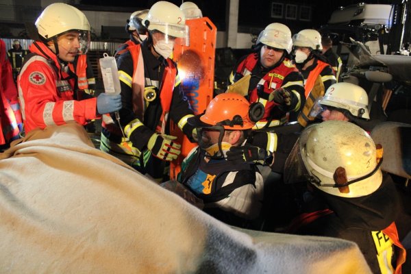 Die Feuerwehr bei der Übung. - © Daniel Hobein / Feuerwehr Bad Salzuflen