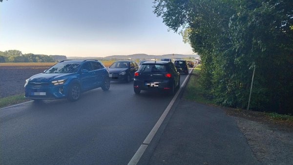 Frühmorgens gibt es Stau von und in Richtung Heiden. Weil die Detmolder Straße derzeit saniert wird, suchen sich Autofahrer eine alternative Strecke - und das ist ist nicht unbedingt die, die offiziell als Umleitung ausgeschildert ist. - © Fotorechte: Kolb