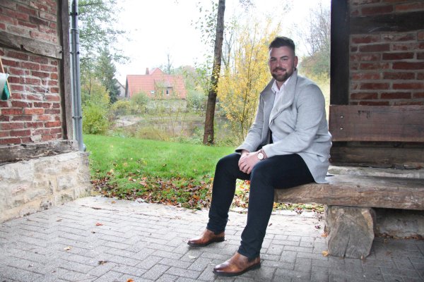 Ortsbürgermeister Cord-Henrik Starke an seinem Lieblingsplatz im Ortsteil Brokhausen, dem Dorfteich. - © Jana Beckmann