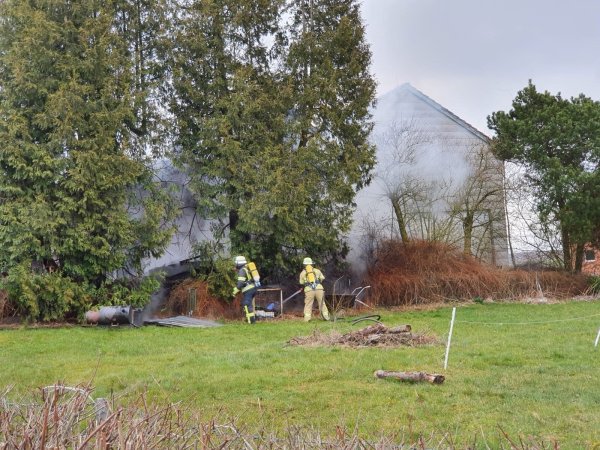Die Feuerwehr löscht die brennenden Bäume. - © Feuerwehr Lügde