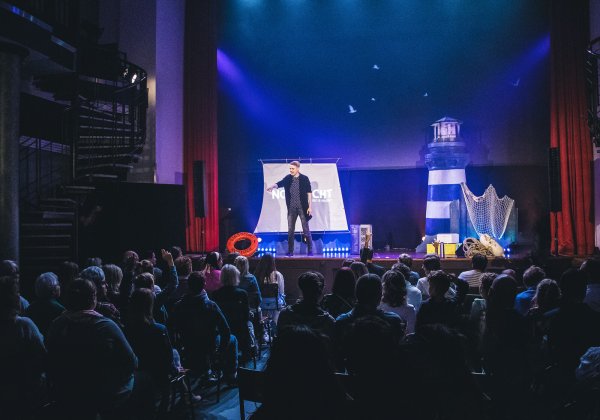 Comedian und Magier Till Frömmel auf der Bühne. - © Bildrechte: Till Frömmel