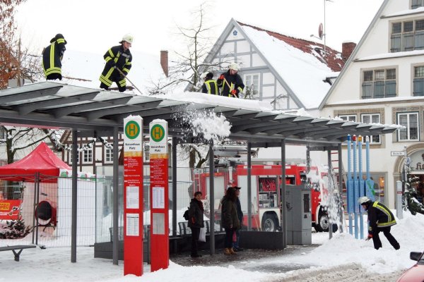 So hatten sich viele Kameraden der Feuerwehr Lemgo und des Technischen Hilfswerks ihre Urlaubstage zwischen Weihnachten und Silvester vor zehn Jahren sicher nicht vorgestellt: Sie mussten auf zahlreichen Flachdächern Schnee schippen. - © Archivfoto: Vera Gerstendorf-Welle