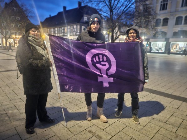 Fabienne Brouwer (von links), Sasha und Joey Brouwer gehören zu den zehn Gründungsmitgliedern, die das erste intersektional-feministische Bündnis in Detmold ins Leben gerufen haben. - © Janet König