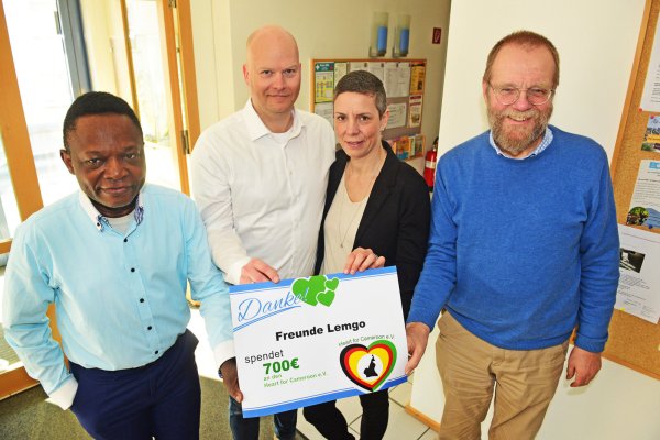 Spendenübergabe an "Heart for Cameroon": (von links) Denis Defo, Florian Wenzel, Anna Wenzel und Matthias Heil. - © Nicole Ellerbrake