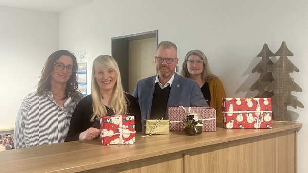 Über die Weihnachtswunsch-Aktion freuen sich Initiatorin Dominique Maria Hoffmann (von links), Susanne Reineking, Bürgermeister Friso Veldink und Petra Utke. - © Gemeinde Dörentrup