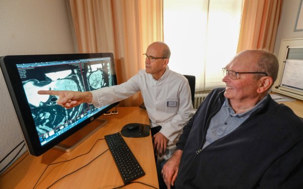 Nach der erfolgreichen OP kann Claus Diekmann wieder strahlen. Auf dem Röntgenbild zeigt Klinikdirektor Jan Schulte am Esch ihm nochmal den 20 Zentimeter großen, bösartigen Tumor, der größer war als die Leber selbst. - © Andreas Zobe