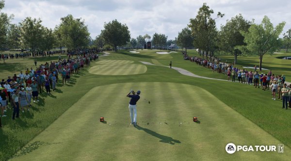 Abschlag zum neuen Golf-Videospiel von EA Sports, während Zuschauerinnen und Zuschauer den Golfplatz säumen und wir hoffen, dass unser Ball nicht in einem der Sandbunker landet. - © EA Sports