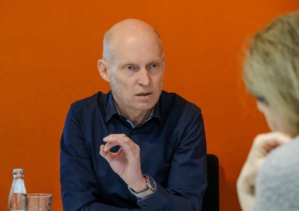 "Keiner will sein Kind ganz unten sehen", sagt Torsten Schätz (60). Er leitet seit 2021 die Martin-Niemöller-Gesamtschule und ist Mitglied im Sprecherrat der Gesamtschulen und Sekundarschulen NRW. - © Andreas Zobe