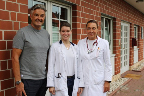 Ellen Christel (rechts) und Claudius Economu freuen sich, dass sie dank Dr. Kristina Pflanz ihren Patientinnen und Patienten auch wieder eine hausärztliche Versorgung anbieten können. - © Lorraine Brinkmann