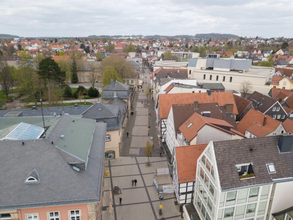 Noch passen die Abschnitte in der Langen Straße nicht perfekt zusammen. Das soll sich durch die Umgestaltung der Fußgängerzone bald ändern. Per Online-Abstimmung können Bürger bei der Renovierung mitbestimmen. - © DSK Bielefeld