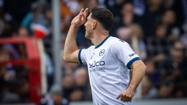 Stefano Russo feiert Arminias Siegtor in Osnabrück auf seine Art. - © Sarah Jonek