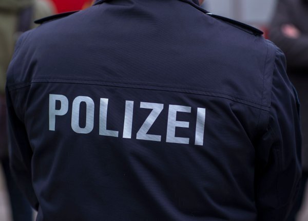 Die Polizei sucht Einbrecher, die in ein Wohn- und Geschäftshaus eindrangen. - © Symbolbild: Jens Büttner/dpa
