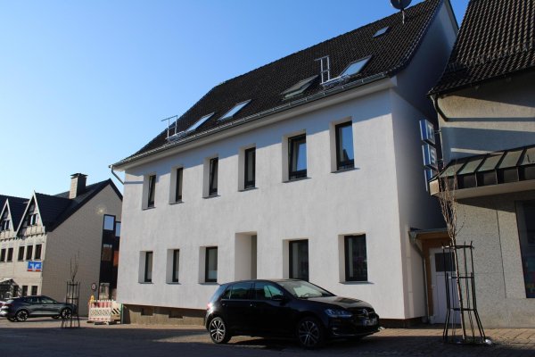 Das Gebäude Mittelstraße 32 ist ein Beispiel dafür, wie aus Leerstand neuer Wohnraum entstehen kann. Die Gemeinde hat das Haus gekauft und zu acht Wohnungen für Geflüchtete umgebaut. - © Lorraine Brinkmann