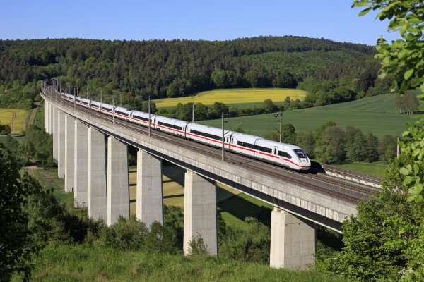 Ein ICE ist auf der viergleisigen Schnellfahrstrecke Hannover-Würzburg unterwegs und überfährt die Aula-Talbrücke.
Für eine Neubautrasse durch Bad Salzuflen müssten ebenfalls größere Brücken und ein Tunnel durch den Obernberg gebaut werden. - © Deutsche Bahn AG / Georg Wagner