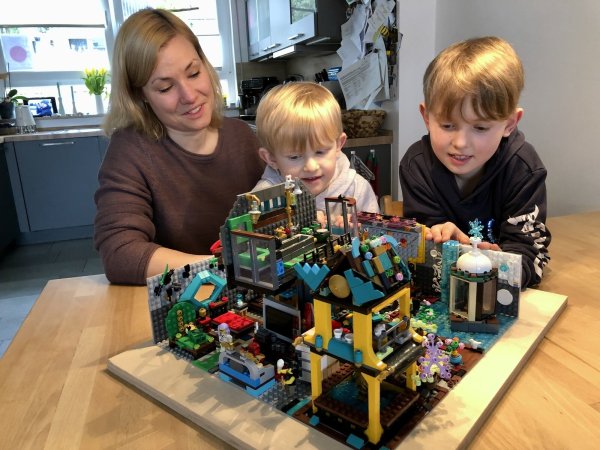 Saskia Reuter (von links) und ihre Söhne Emil und Oskar sitzen am Küchentisch vor dem Bauwerk aus Lego. Fotos: Sven Kienscherf - © Sven Kienscherf