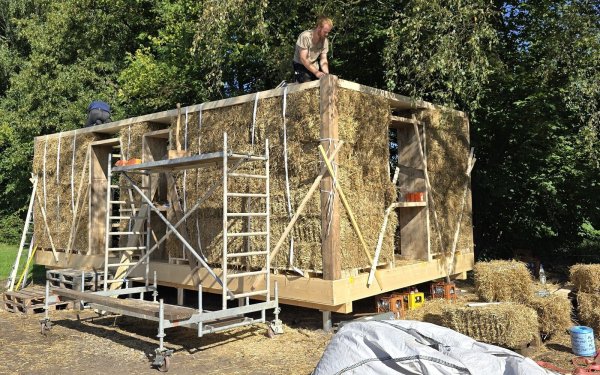 Der temporäre Experimentalbau entstand innerhalb weniger Stunden. Die Wände werden bei bleibenden Bauten verputzt. - © Sophie Hermbusche