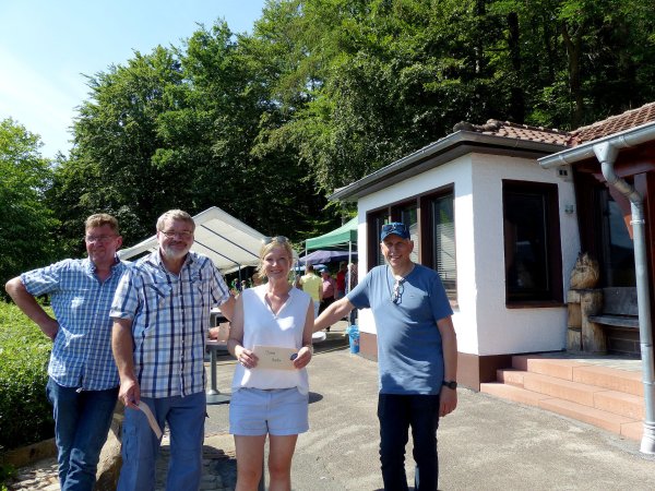Freuen sich über die gelungene Renovierung: Frank Wiehemeier (1. Vorsitzender), Ralf Kaufeld (2. Vorsitzender), Marlen Schierholz (Kassiererin) und Matthias Tölle (Schriftführer, von links). - © Rudi Rudolph