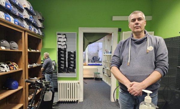 In seinem Laden sieht man nichts von dem Wasserschaden, aber Kai Dahlke hat wochenlang keinen kompletten Werkstattservice anbieten können. Er zieht um - in das ehemalige Schuhhaus Sprenger. - © Astrid Sewing