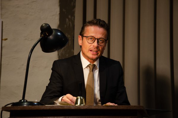 Kritischer Blick zurück und nach vorne: Roman Knižka machte in der Lesung „In diesem Jahr …“ eindrucksvoll deutlich, wie wichtig aktiver Einsatz für den Erhalt der Demokratie ist. - © Georg Kälble